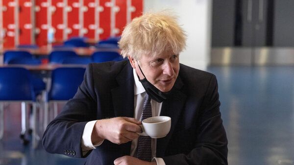 Премьер-министр Великобритании Борис Джонсон держит чашку кофе во время беседы с учениками Академии царя Соломона в Лондоне, 2021 год - Sputnik International