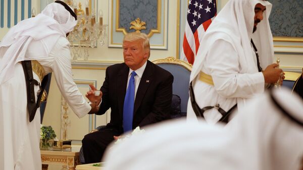 Президент США Дональд Трамп пьет кофе в Королевском дворце в Эр-Рияде, 2017 год - Sputnik International