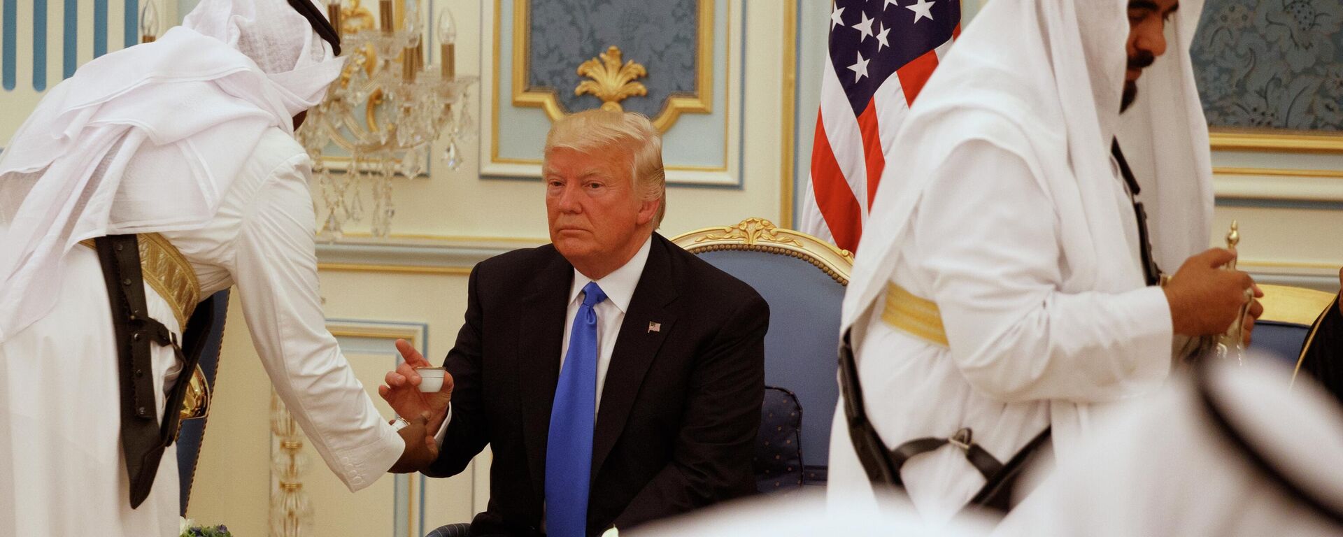 Президент США Дональд Трамп пьет кофе в Королевском дворце в Эр-Рияде, 2017 год - Sputnik International, 1920, 05.10.2022