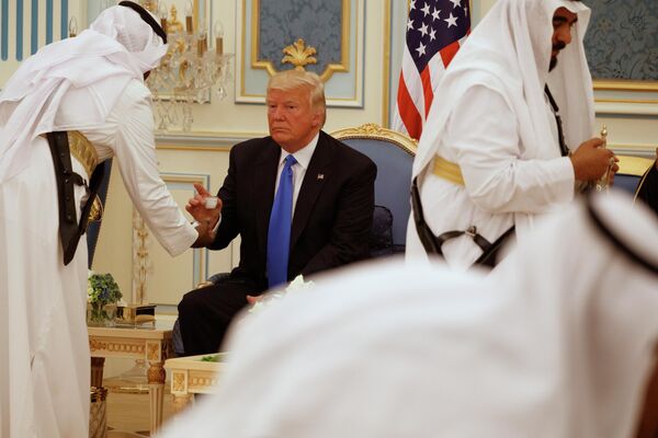 President Donald Trump is served coffee during a ceremony when he was presented with the Collar of Abdulaziz Al Saud Medal at the Royal Court Palace  on Saturday 20 May 2017, in Riyadh. - Sputnik International