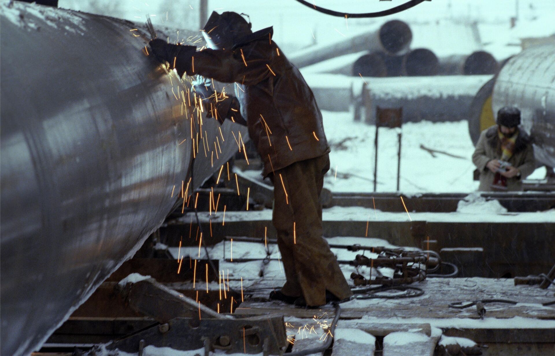 Soviet worker welds section of the Urengoy-Surgut-Chelyabinsk pipeline. September 1979. - Sputnik International, 1920, 01.10.2022