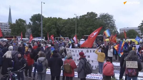 Berlin Protestors Demand End to Ukraine Weapons Supply - Sputnik International