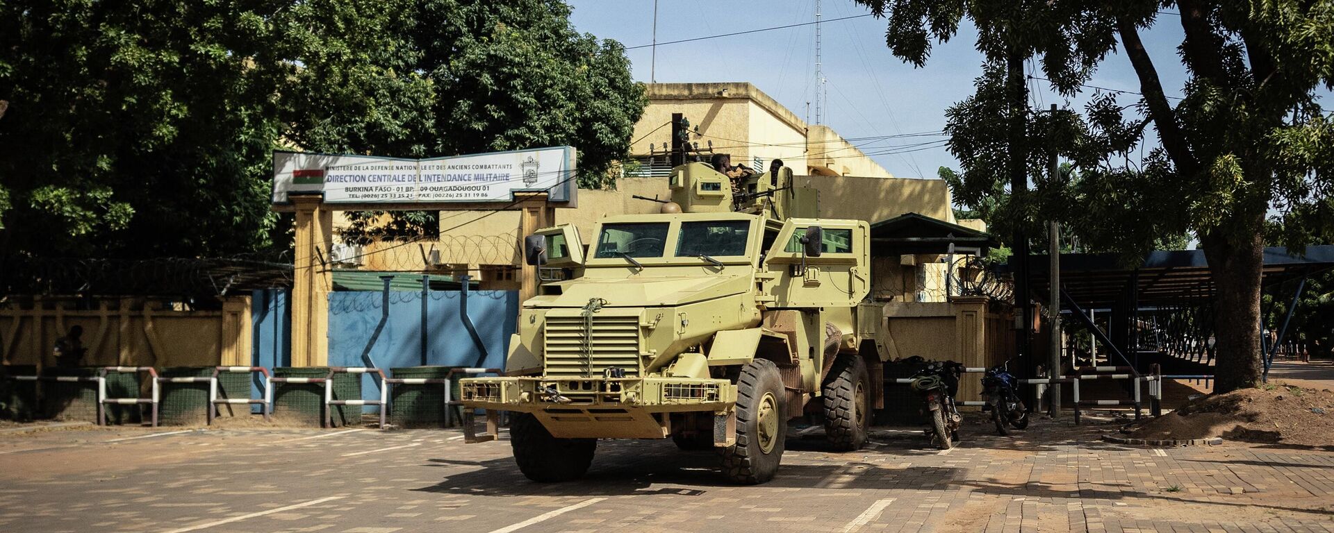 A military vehicle is seen in front of Burkina faso national television, In Ouagadougou on October 1, 2022 - Sputnik International, 1920, 02.10.2022