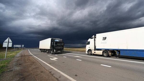 Trucks on the federal highway R-257 Yenisei in the Krasnoyarsk Territory, Russia - Sputnik International