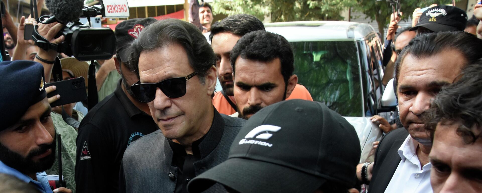 Former Pakistani Prime Minister Imran Khan, center left, arrives at Islamabad High Court surrounded by security in Islamabad, Pakistan, Thursday, 22 September 2022. - Sputnik International, 1920, 02.10.2022