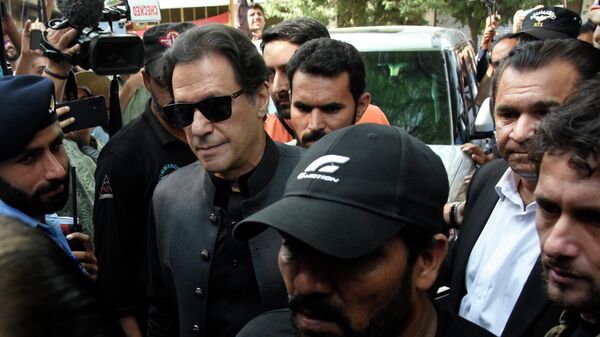 Former Pakistani Prime Minister Imran Khan, center left, arrives at Islamabad High Court surrounded by security in Islamabad, Pakistan, Thursday, 22 September 2022. - Sputnik International