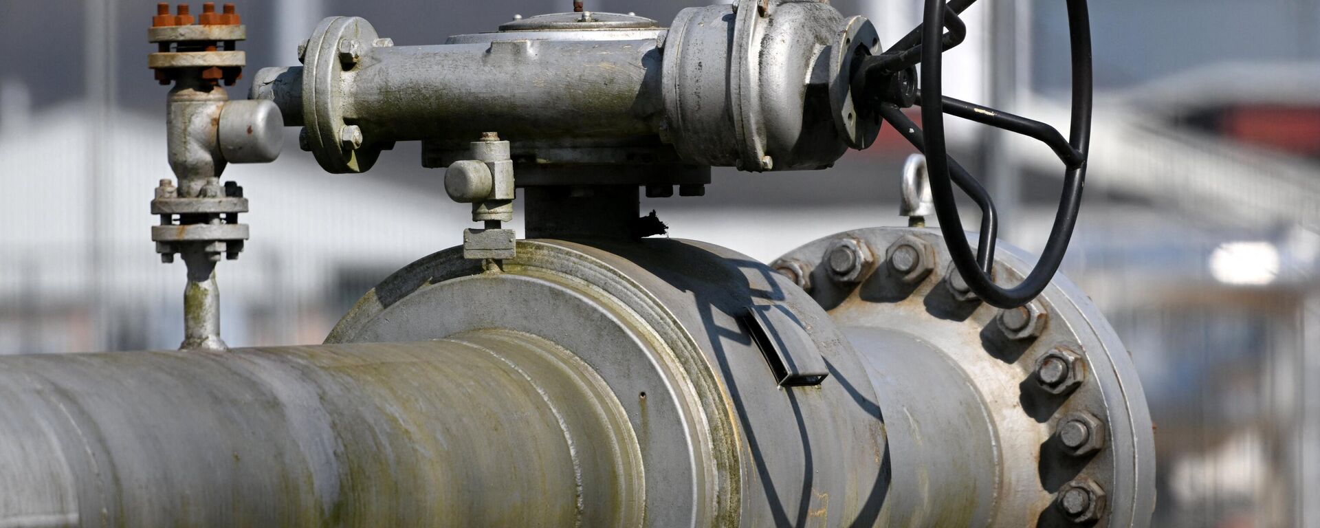 A controller at a pipe for gas lines is pictured at Open Grid Europe (OGE), one of Europe's largest gas transmission system operators, in Werne, western German on March 24, 2022 - Sputnik International, 1920, 02.10.2022