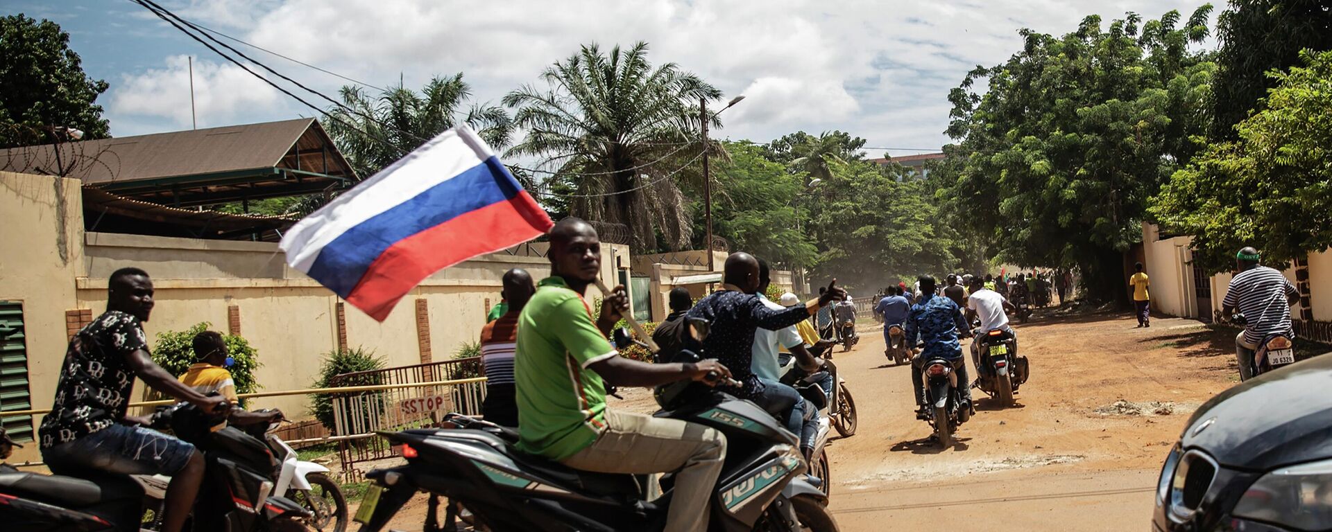 Supporters of Capt. Ibrahim Traore parade a Russian flag in the streets of Ouagadougou, Burkina Faso, Sunday, Oct. 2, 2022. Burkina Faso's new junta leadership is calling for calm after the French Embassy and other buildings were attacked. The unrest following the West African nation's second coup this year came after a junta statement alleged that the ousted interim president was at a French military base in Ouagadougou. France vehemently denied the claim and has urged its citizens to stay indoors amid rising anti-French sentiment in the streets. (AP Photo/Sophie Garcia) - Sputnik International, 1920, 25.01.2023