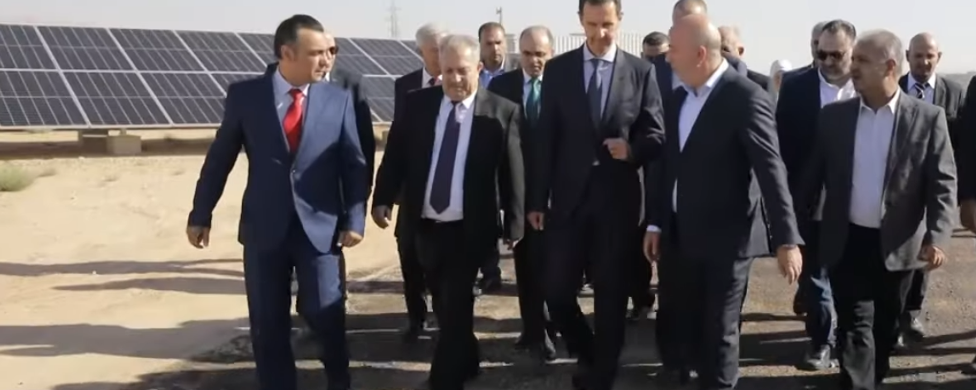 Syrian President Bashar Assad touring a new solar power plant facility established thanks to a public-private partnership. Screengrab of video. - Sputnik International, 1920, 02.10.2022