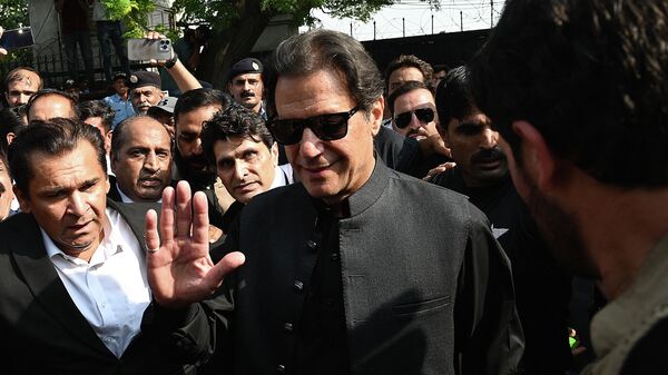 Pakistan's former Prime Minister Imran Khan (C) gestures as he leaves after appearing before the High Court in Islamabad on September 22, 2022. - Sputnik International