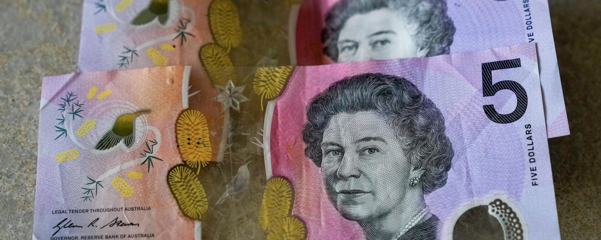 Australian $5 notes are pictured in Sydney, Saturday, Sept. 10, 2022. As the United Kingdom's reigning monarch, Queen Elizabeth II was depicted on British bank notes and coins for decades. It's less well known that her portrait was featured on currencies in dozens of other places around the world, in a reminder of the British empire's colonial reach - Sputnik International, 1920, 03.10.2022