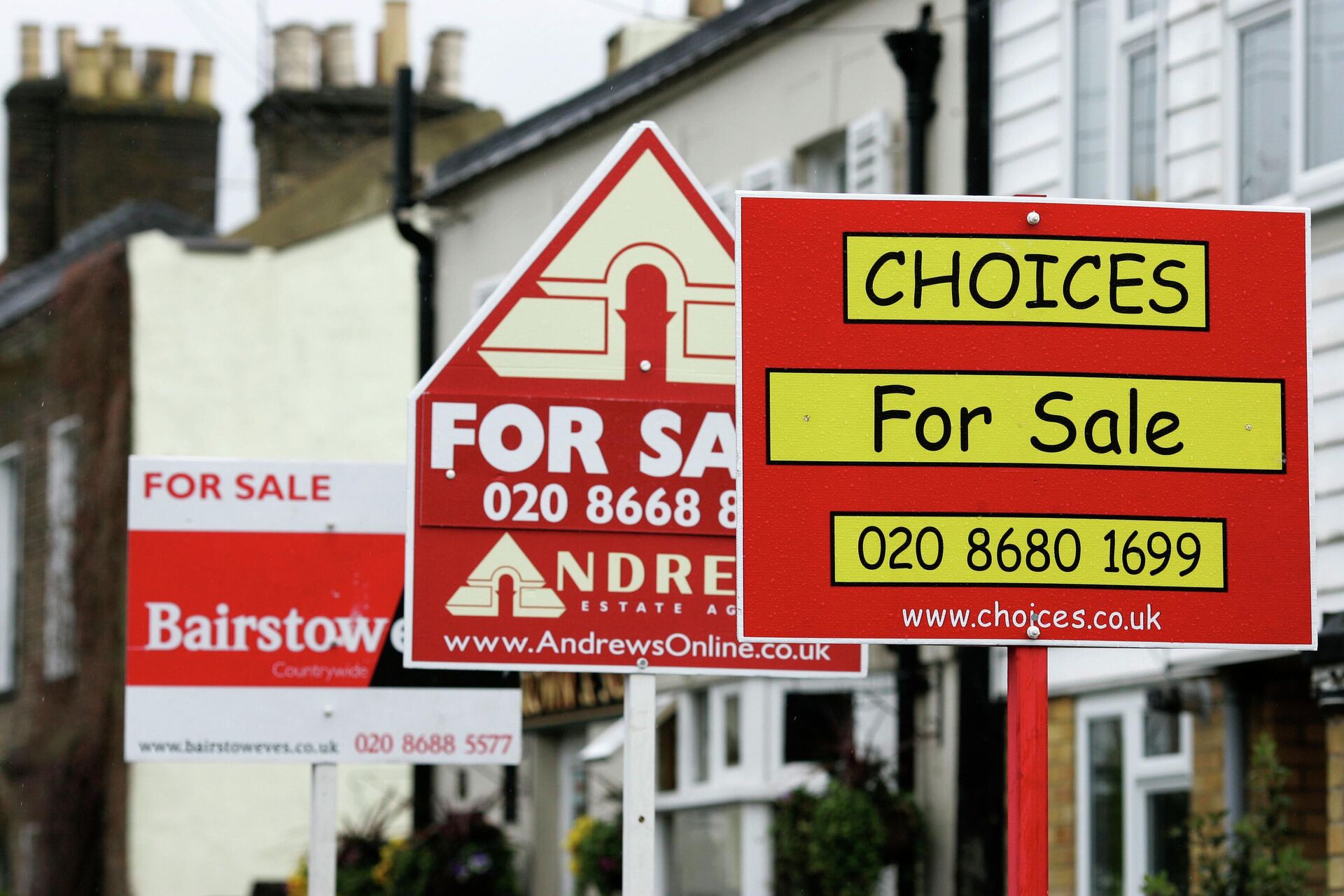 Property for sale signs are seen on a street in Croydon, south London - Sputnik International, 1920, 16.11.2022