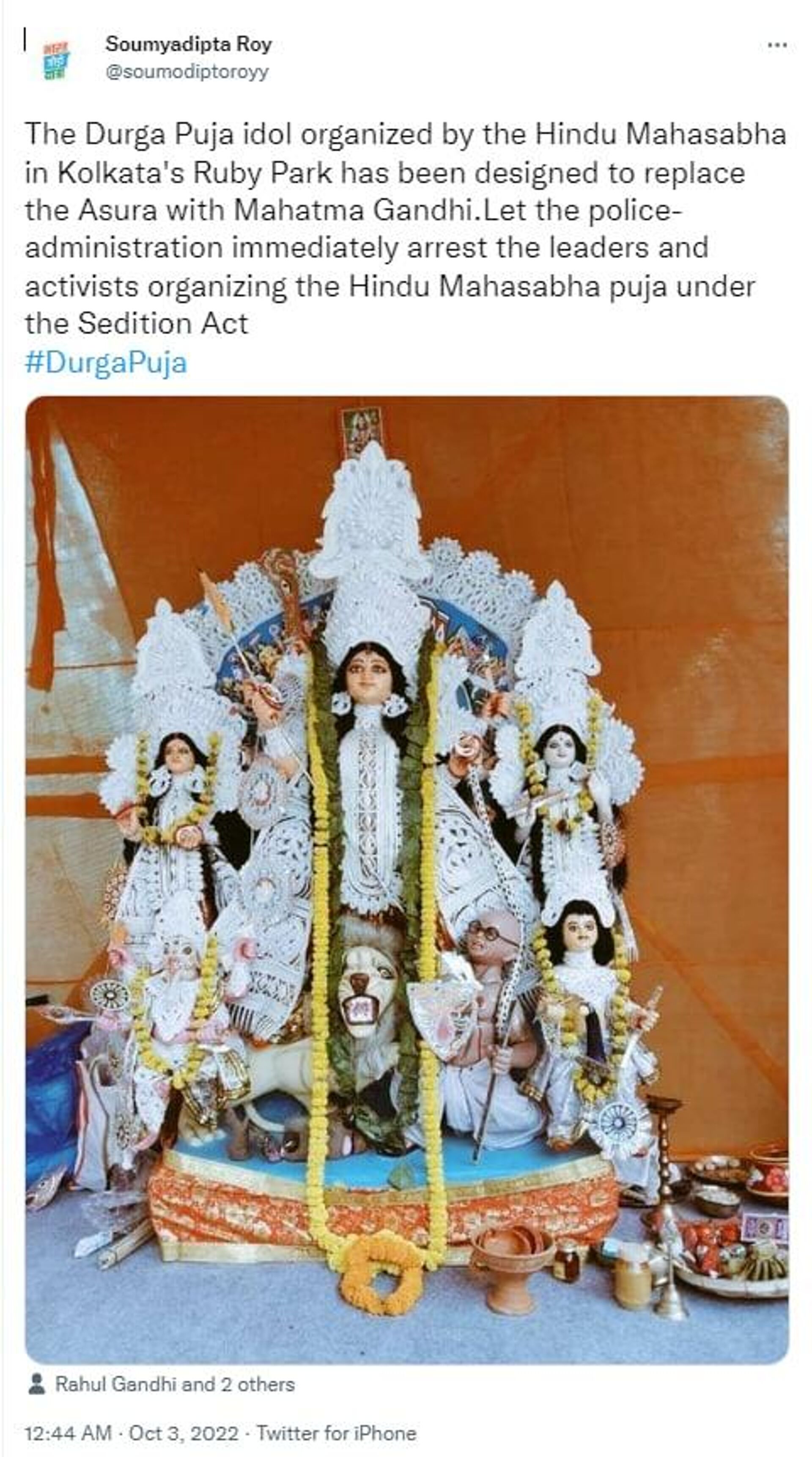 The Durga Puja idol organized by the Hindu Mahasabha in Kolkata's Ruby Park designed to replace the Asura with Mahatma Gandhi - Sputnik International, 1920, 03.10.2022