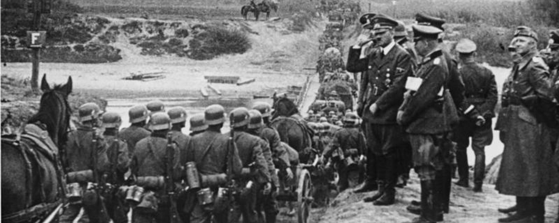 Adolf Hitler watches troops mark into Poland; screengrab from Nazi propaganda film. - Sputnik International, 1920, 04.01.2023
