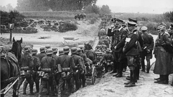 Adolf Hitler watches troops mark into Poland; screengrab from Nazi propaganda film. - Sputnik International