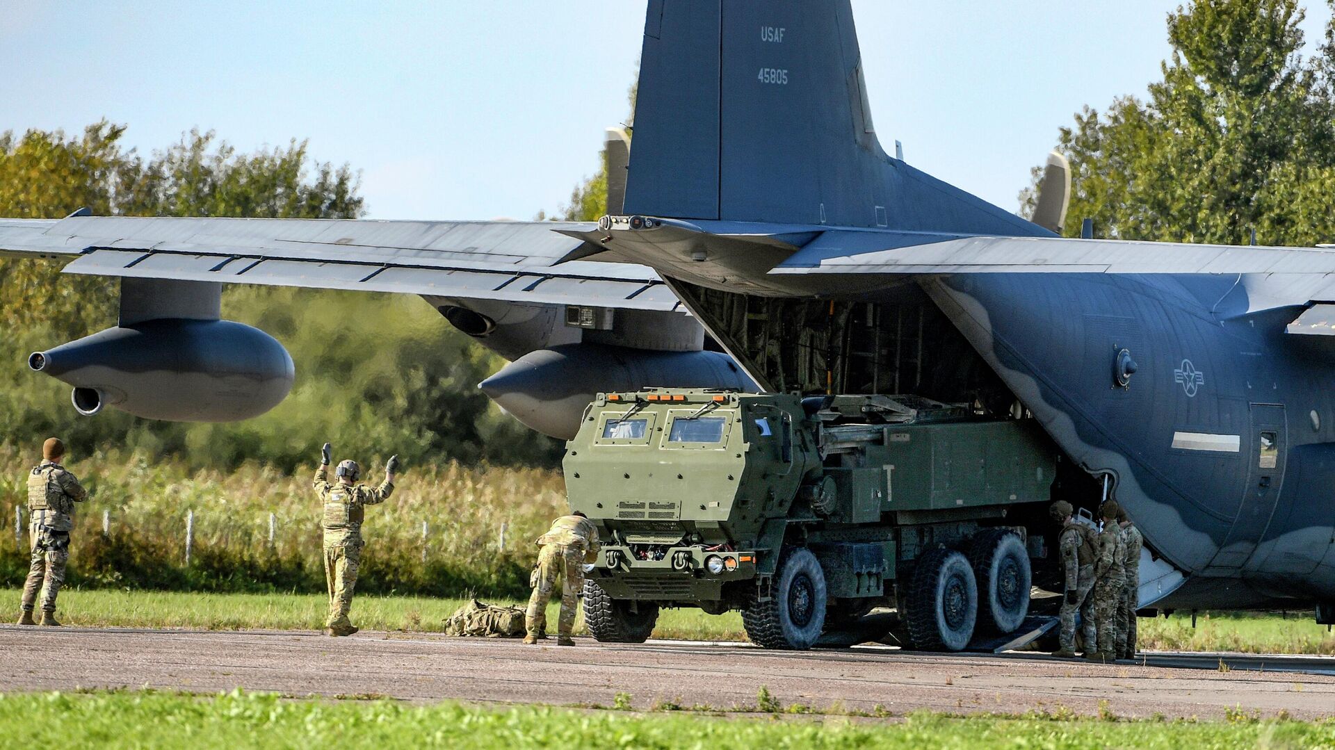 Soldiers load a High-Mobility Artillery Rocket System (HIMARS ) from a US Special Operations MC-130J aircraft during military exercises at Spilve Airport in Riga, Latvia, on Sept. 26, 2022. - Sputnik International, 1920, 28.11.2022