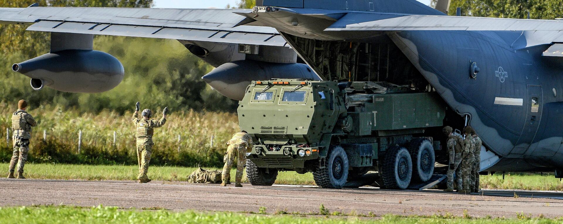 Soldiers load a High-Mobility Artillery Rocket System (HIMARS ) from a US Special Operations MC-130J aircraft during military exercises at Spilve Airport in Riga, Latvia, on Sept. 26, 2022. - Sputnik International, 1920, 28.02.2023