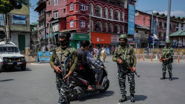 Indian paramilitary soldiers patrol in Srinagar, Indian controlled Kashmir, Thursday, June 2, 2022. Assailants fatally shot a Hindu bank manager in Indian-controlled Kashmir on Thursday, said police, who blamed militants fighting against Indian rule for the attack. - Sputnik International