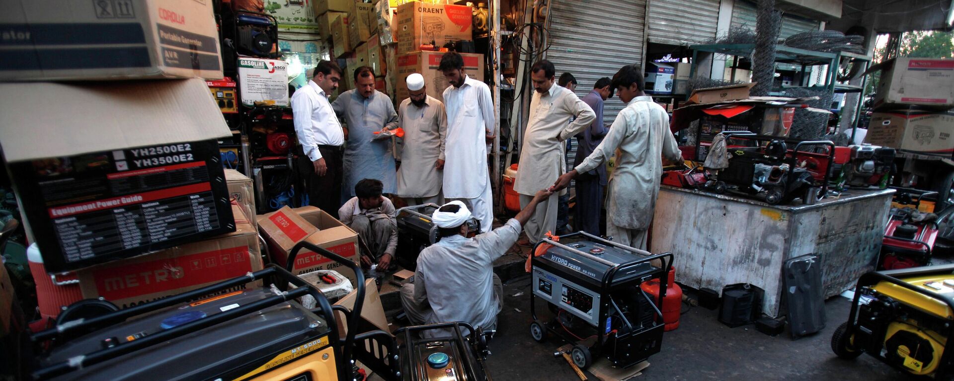 In this Tuesday, May 28, 2013 file photo, Pakistani customers buying and getting their generators, which are widely used due to long hours of power cuts, in Rawalpindi, Pakistan. - Sputnik International, 1920, 04.10.2022