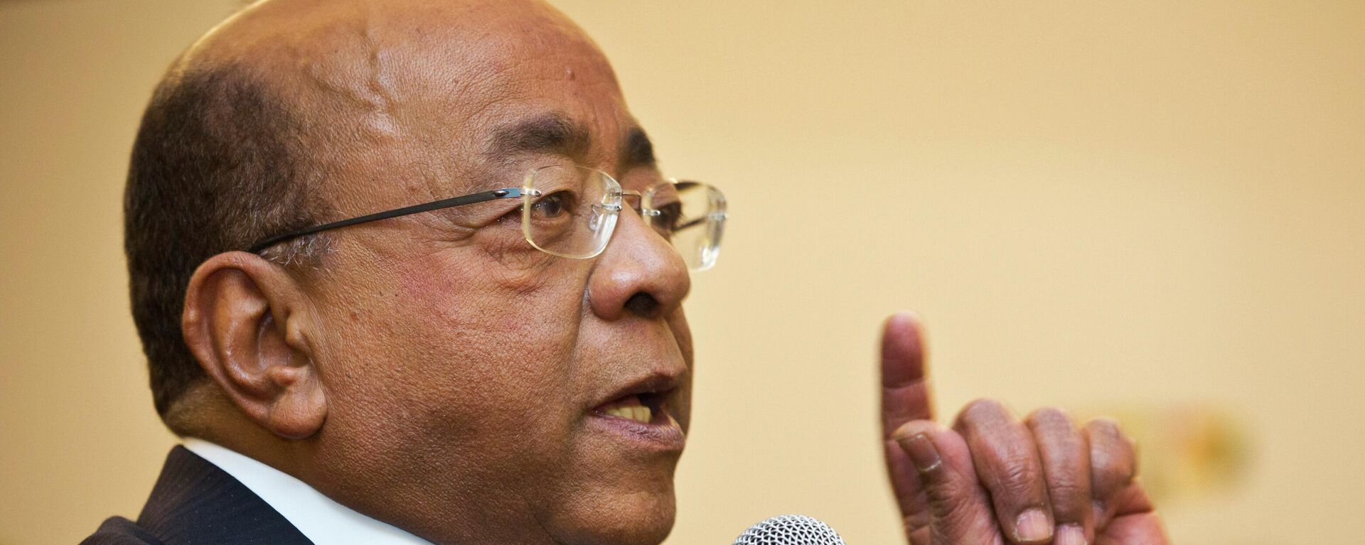 Mo Ibrahim, Chairman and Founder of the Mo Ibrahim Foundation, answers a question from a journalist at a news conference in Nairobi, Kenya, March 2, 2015. - Sputnik International, 1920, 04.10.2022