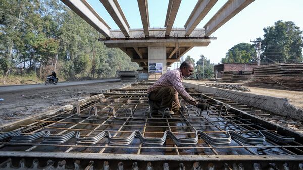 An Indian laborer works to construct a flyover in Jammu, India, Tuesday, Feb.1, 2022. - Sputnik International