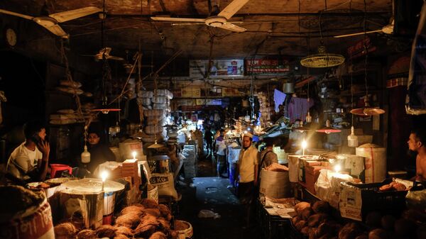 Vendors light candles at a market after a failure in Bangladesh's national power grid plunged much of the country into a blackout in Dhaka, Bangladesh, Tuesday, Oct.4, 2022. - Sputnik International