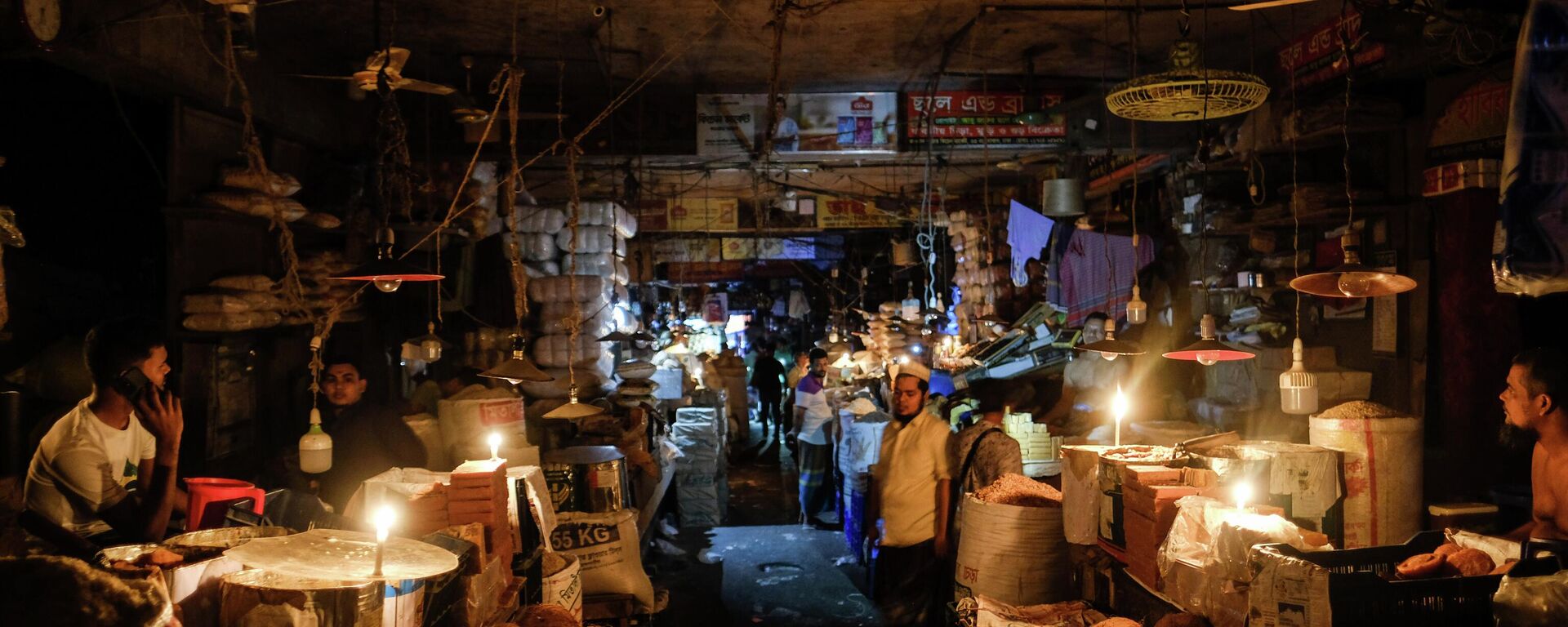 Vendors light candles at a market after a failure in Bangladesh's national power grid plunged much of the country into a blackout in Dhaka, Bangladesh, Tuesday, Oct.4, 2022. - Sputnik International, 1920, 04.10.2022