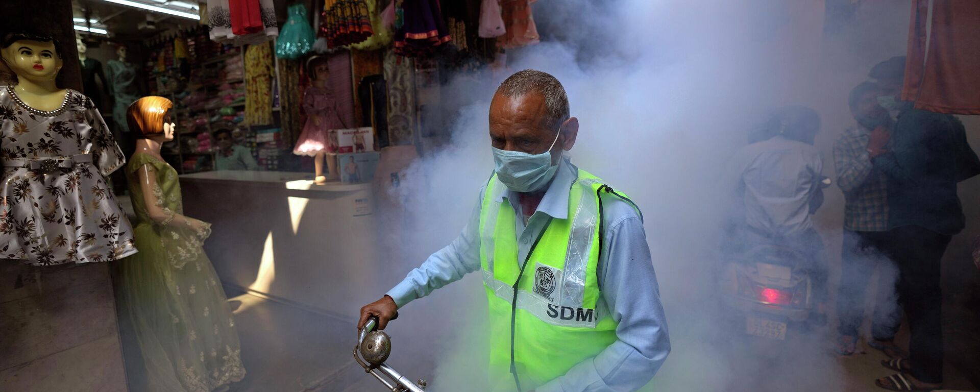 Municipal workers fumigate a densely populated area in New Delhi, India, Wednesday, Oct. 27, 2021. - Sputnik International, 1920, 05.10.2022