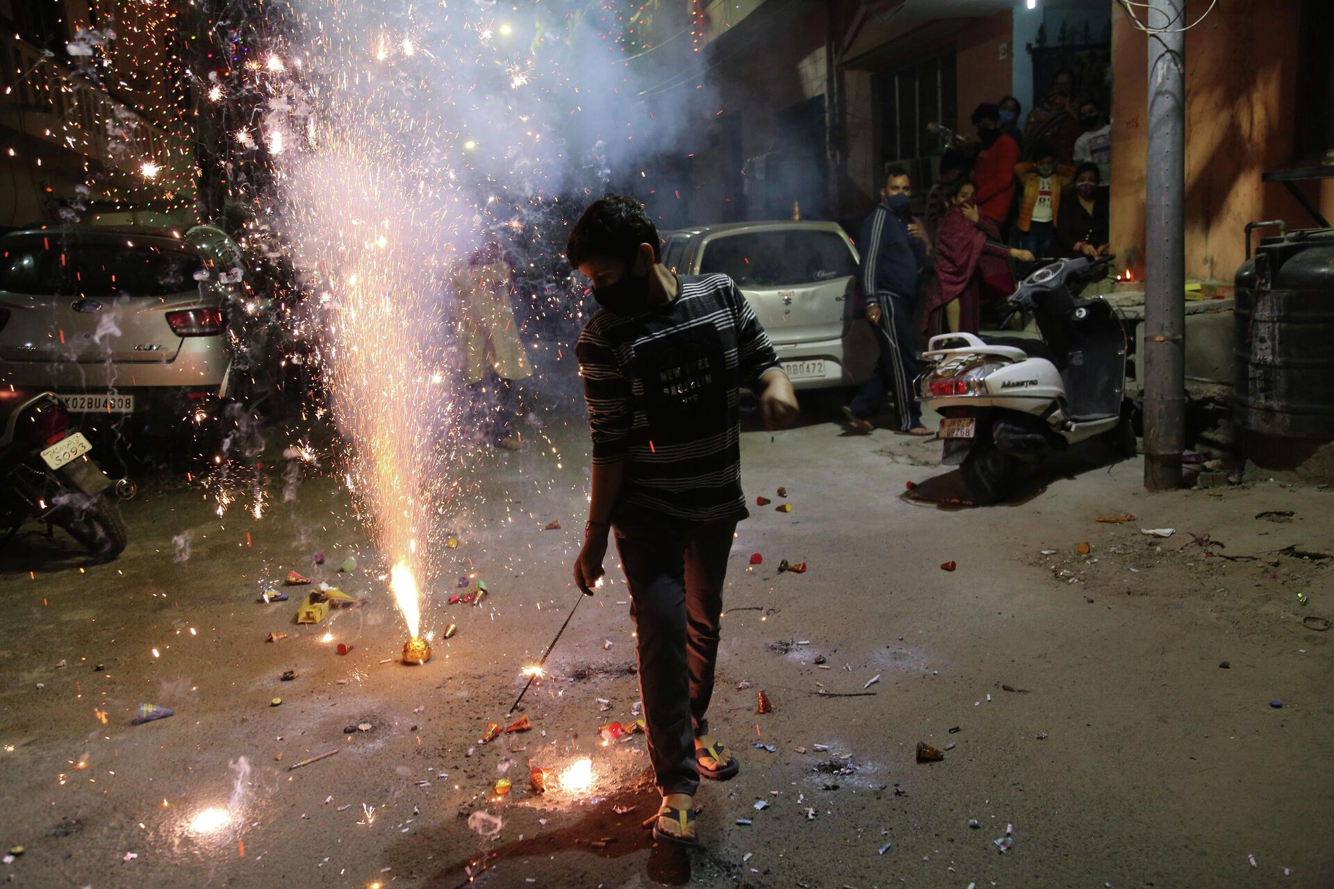A boy plays with fireworks during Diwali, the Hindu festival of lights, in Jammu, India Saturday, Nov. 14, 2020. - Sputnik International, 1920, 04.10.2022