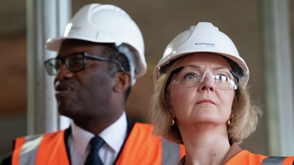 Britain's Prime Minister Liz Truss, foreground, and Chancellor of the Exchequer Kwasi Kwarteng - Sputnik International