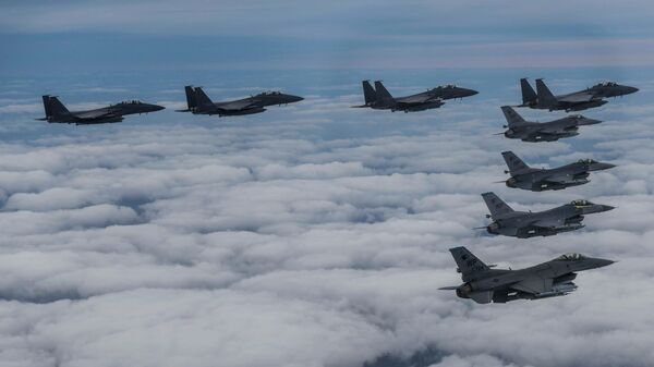 Истребители ВВС Южной Кореи F15K и ВВС США F-16 на военных учениях  - Sputnik International