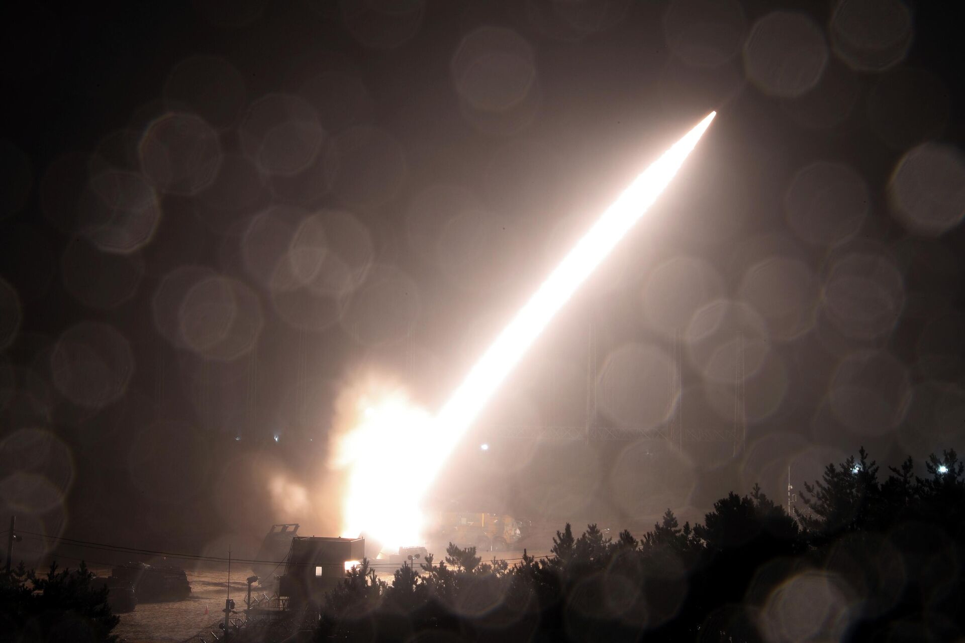 Army Tactical Missile System or ATACMS missile is fired during a joint military drill between U.S. and South Korea - Sputnik International, 1920, 18.10.2023