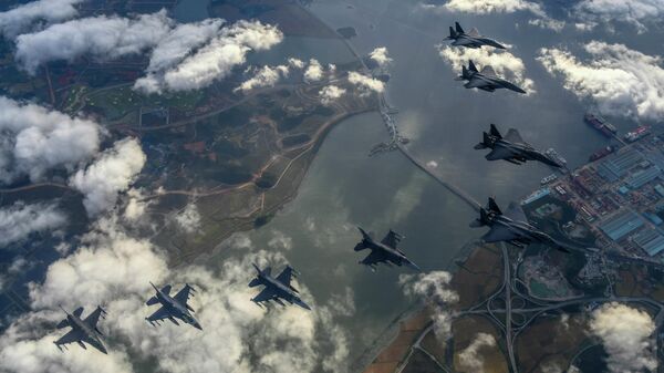 Истребители ВВС Южной Кореи F15K и ВВС США F-16 на военных учениях - Sputnik International
