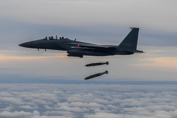 In this photo provided by South Korea Defense Ministry, South Korean Air Force&#x27;s F15K fighter jet fires 2 JDAM (Joint Direct Attack Munition ) bombs into an island target in South Korea, Tuesday, Oct. 4, 2022. - Sputnik International