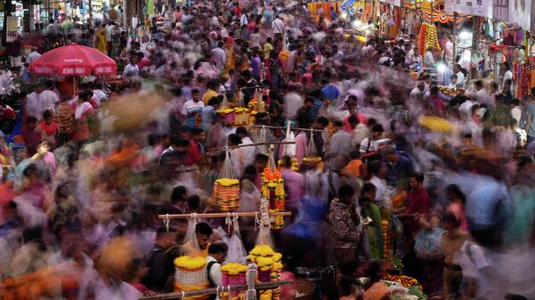 People crowd a market on the eve of of Dussehra festival in Mumbai, India, Tuesday, Oct. 4, 2022. - Sputnik International
