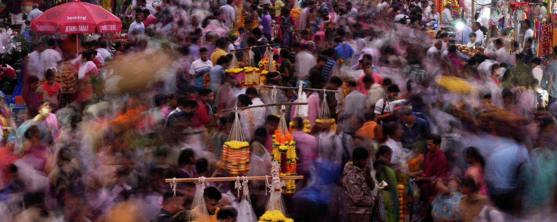 People crowd a market on the eve of of Dussehra festival in Mumbai, India, Tuesday, Oct. 4, 2022. - Sputnik International, 1920, 05.10.2022
