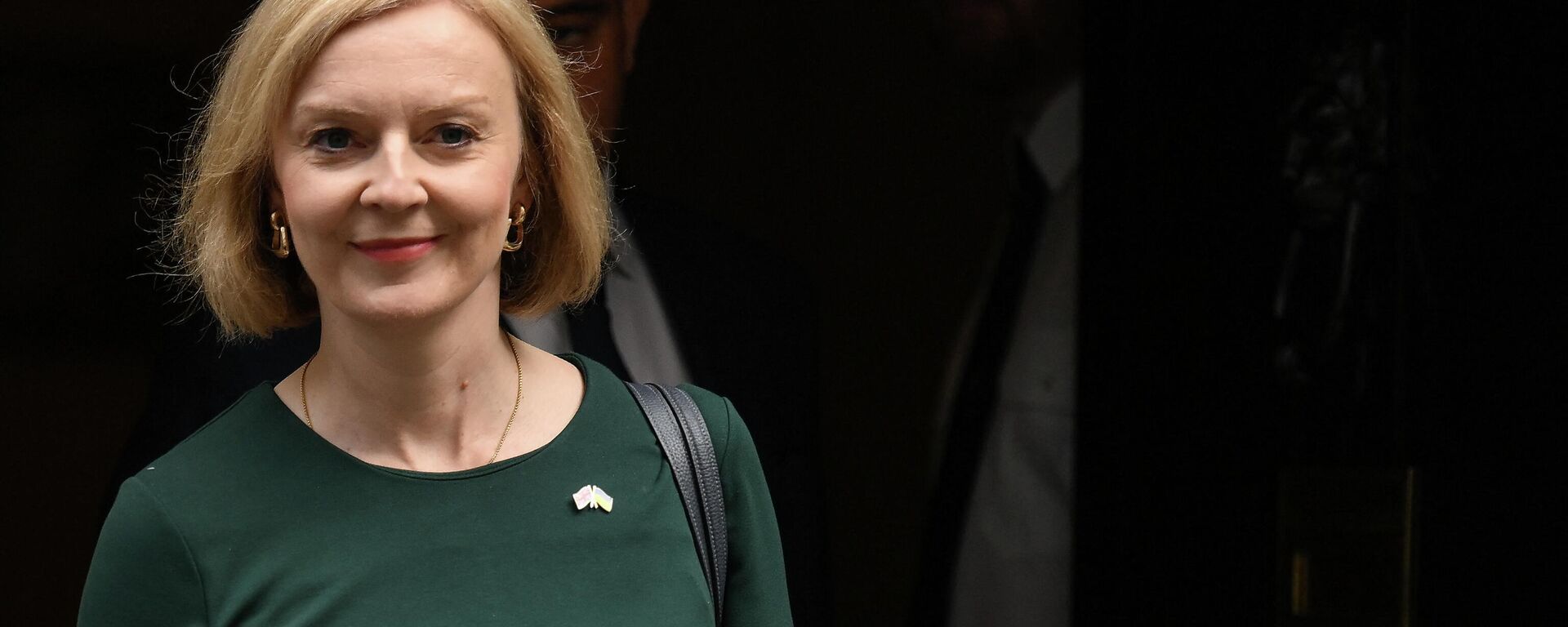 Britain's Prime Minister Liz Truss leaves the 10 Downing Street, in London, for the House of Commons to announce her energy price plan, on September 8, 2022 - Sputnik International, 1920, 05.10.2022