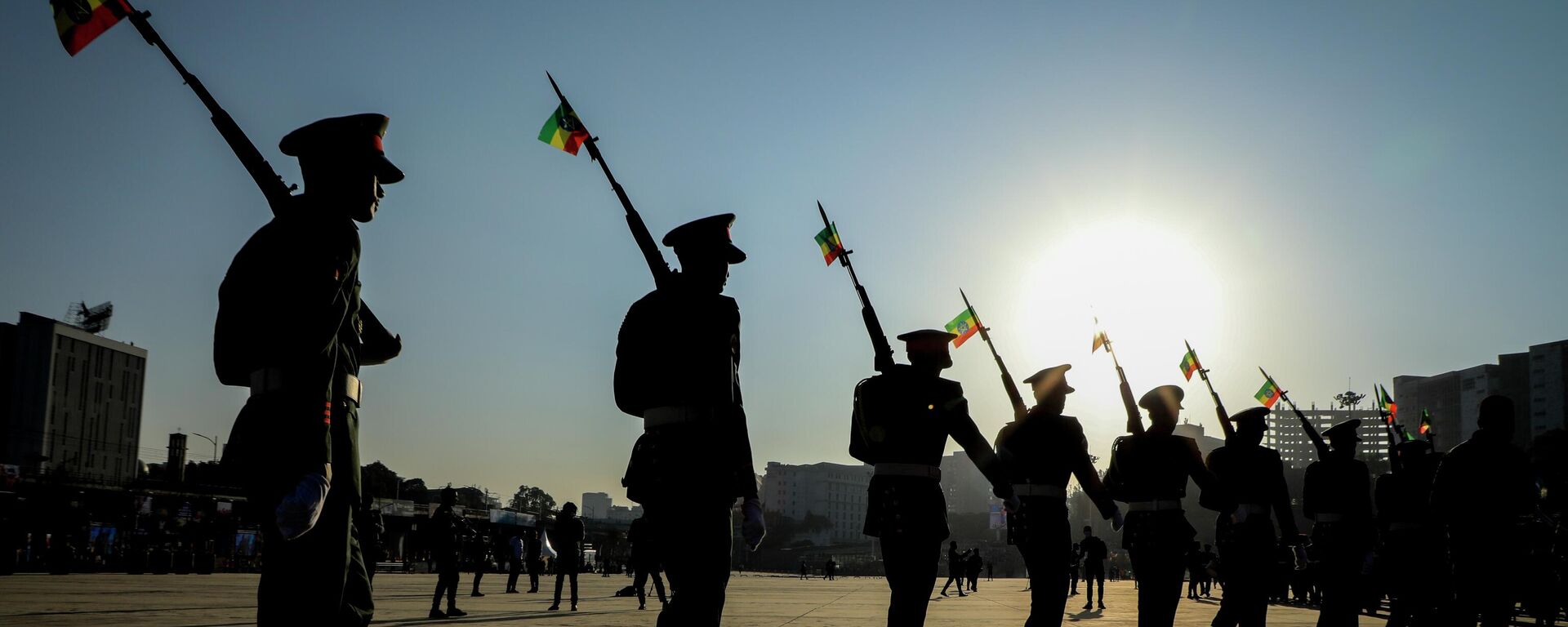 Ethiopian military parade with national flags attached to their rifles at a rally organized by local authorities to show support for the Ethiopian National Defense Force (ENDF), at Meskel square in downtown Addis Ababa, Ethiopia on Nov. 7, 2021. - Sputnik International, 1920, 05.10.2022