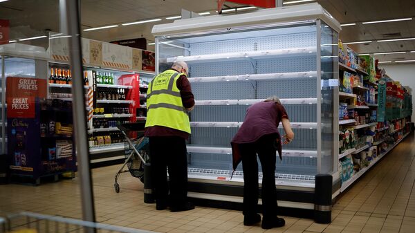 Members of staff restock an empty end-of-aisle refrigerated meat display at a Sainsbury's supermarket store in Walthamstow, east London, on September 21, 2021 - Sputnik International