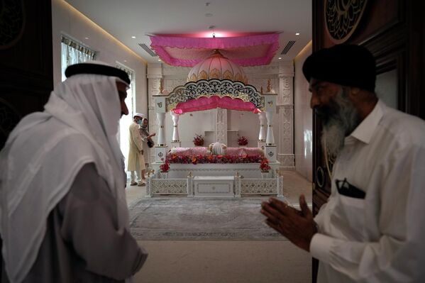A Hindu priest greats an Emirati guest during the opening ceremony of the new Hindu temple, in Dubai, United Arab Emirates, Tuesday, Oct. 4, 2022. - Sputnik International