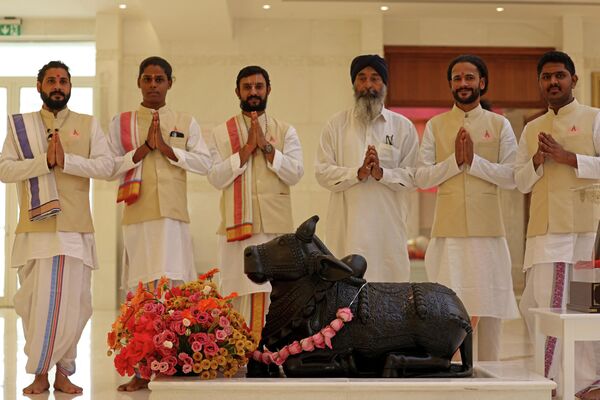 Священники позируют для группового снимка в новом индуистском храме в районе Джебель-Али в Дубае, ОАЭ - Sputnik International