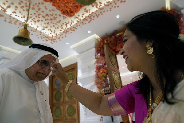 Женщина благословляет гостя из Эмиратов во время церемонии открытия нового индуистского храма в Дубае, ОАЭ - Sputnik International