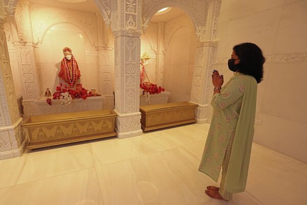 Прихожанка молится в новом индуистском храме в районе Джебель-Али в Дубае, ОАЭ - Sputnik International