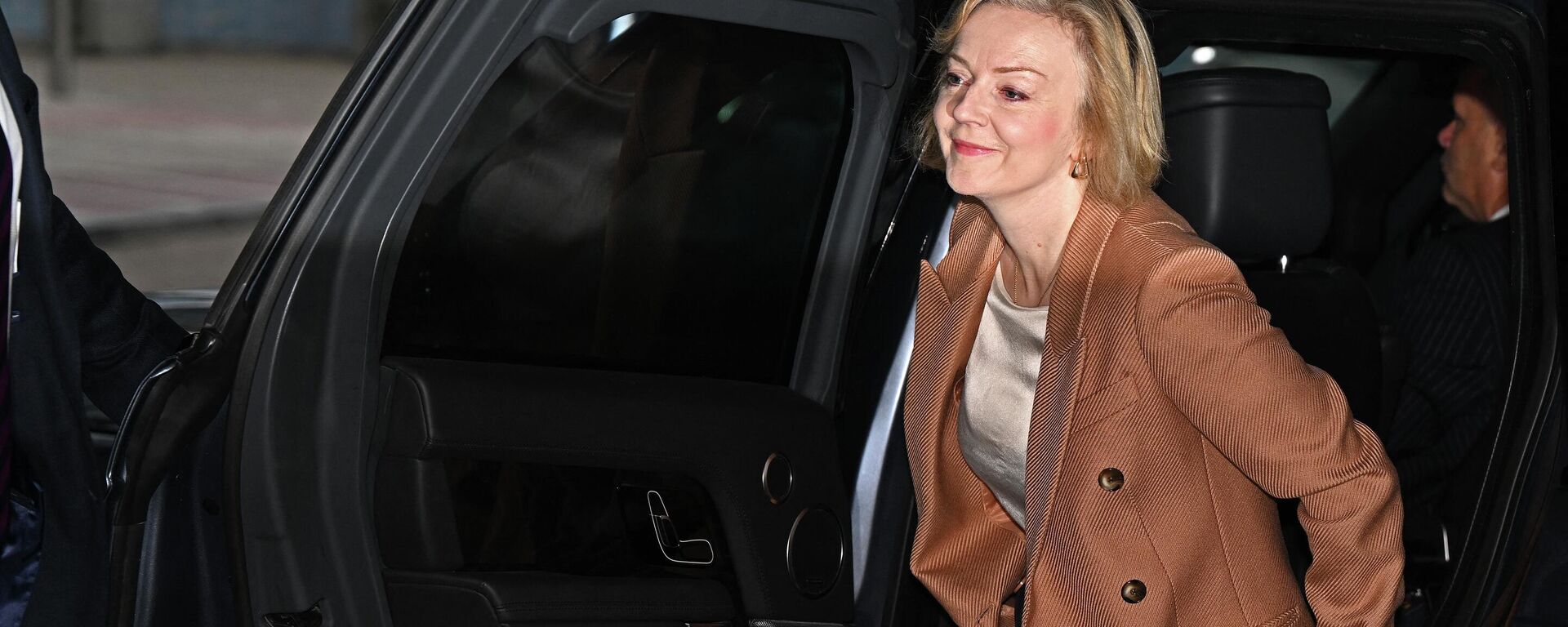 Britain's Prime Minister Liz Truss exits a car as she arrives back at her hotel on the third day of the annual Conservative Party Conference in Birmingham, central England, on October 4, 2022 - Sputnik International, 1920, 06.10.2022