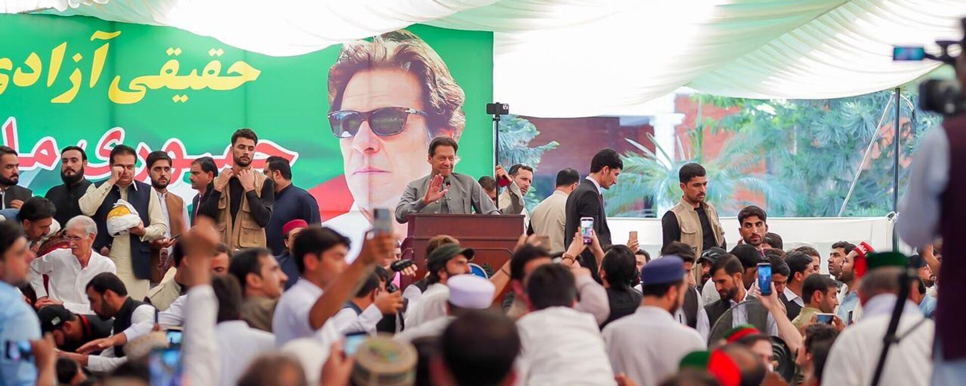 Imran Khan with PTI KP office holders in Peshawar as preparations are in full swing for the upcoming Haqiqi Azadi march - Sputnik International, 1920, 06.10.2022