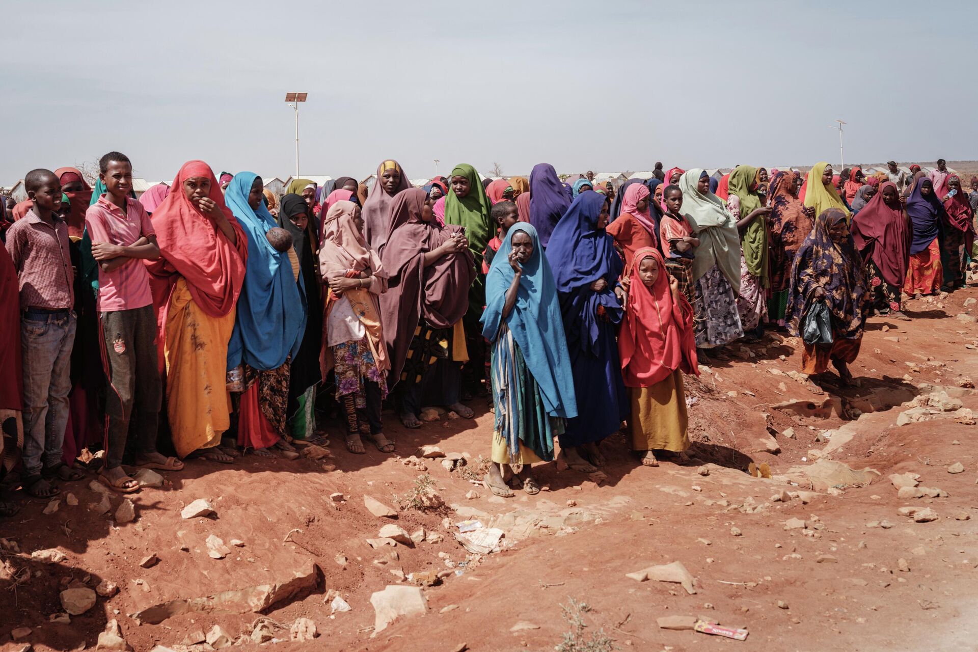 People wait for food distributions and health services at a camp for internally displaced persons (IDPs) in Baidoa, Somalia, on February 14, 2022 - Sputnik International, 1920, 29.10.2022
