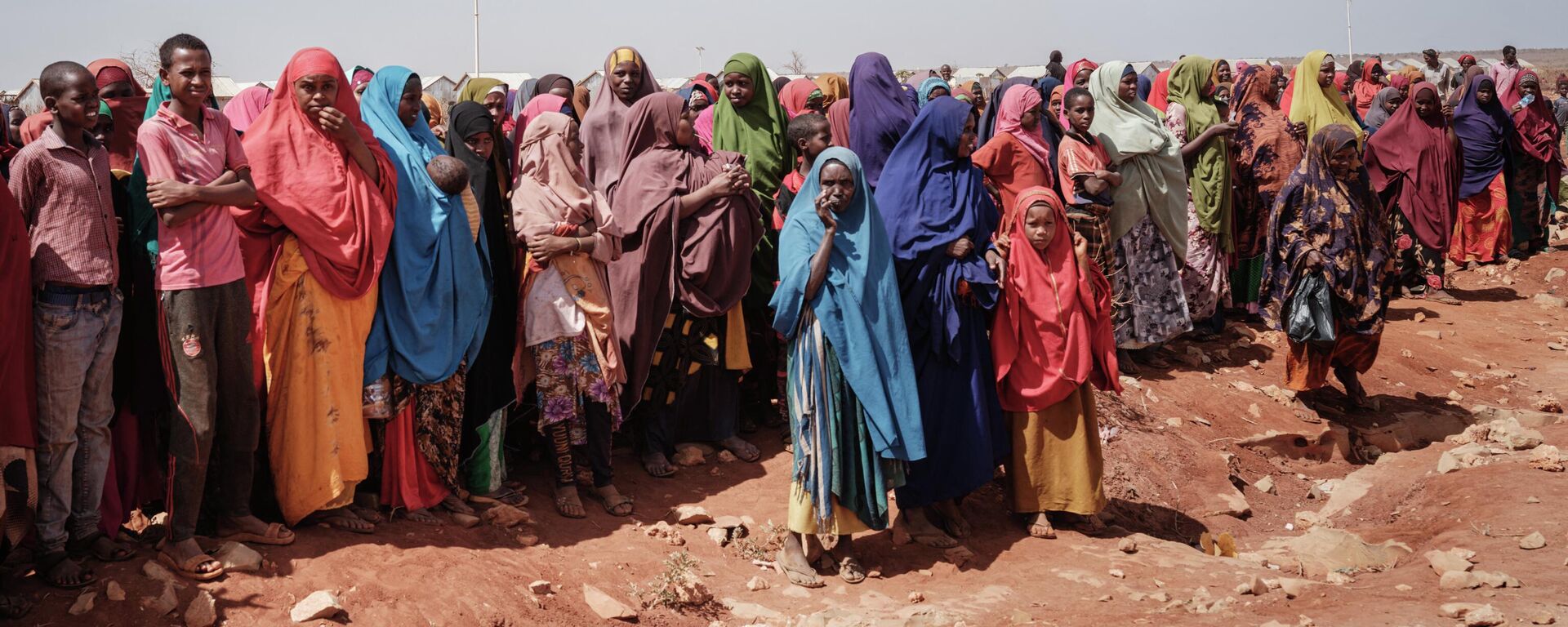 People wait for food distributions and health services at a camp for internally displaced persons (IDPs) in Baidoa, Somalia, on February 14, 2022 - Sputnik International, 1920, 14.10.2022