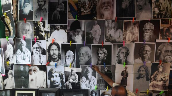 An Indian vendor sells pictures of writer and musician Rabindranath Tagore on Tagore's 156th birth anniversary at a roadside store in Kolkata on May 9, 2017. - Sputnik International