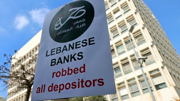 Demonstrators carry banners during a protest organised by Depositors' Outcry to ask for their deposits blocked in Lebanese banks, on October 5, 2022 outside Lebanon's Central Bank in Beirut. - Sputnik International