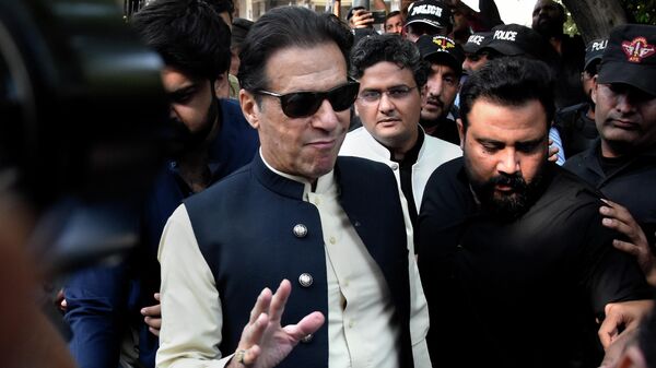 Former Pakistani Prime Minister Imran Khan, center, arrives to the Islamabad High Court surrounded by security, in Islamabad, Pakistan, Monday, Oct. 3, 2022. - Sputnik International